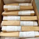 Abanico Personalizado de Madera y Tela para Bodas, Comuniones y Bautizos - Imagen 2