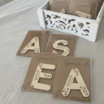 Marcasitio inicial de madera personalizado con imán - Imagen 2