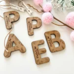 Marcasitio inicial de madera personalizado con imán
