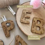 Marcasitio inicial de madera personalizado con imán - Imagen 9