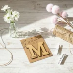 Marcasitio inicial de madera personalizado con imán - Imagen 4